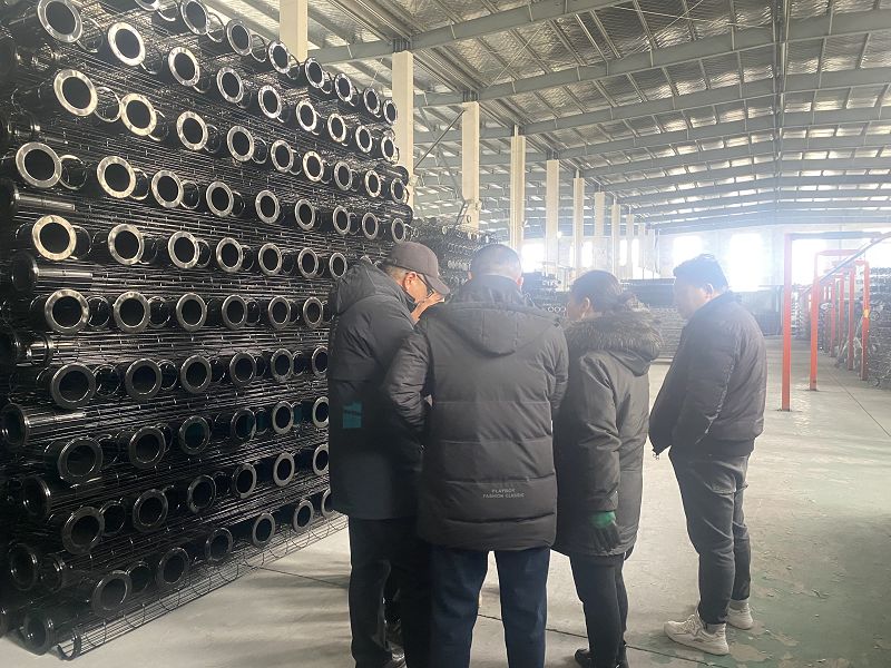 客戶參觀考察有機(jī)硅袋籠車(chē)間